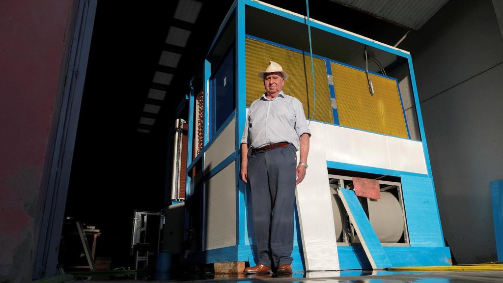 Enrique Veiga, con una de sus máquinas.