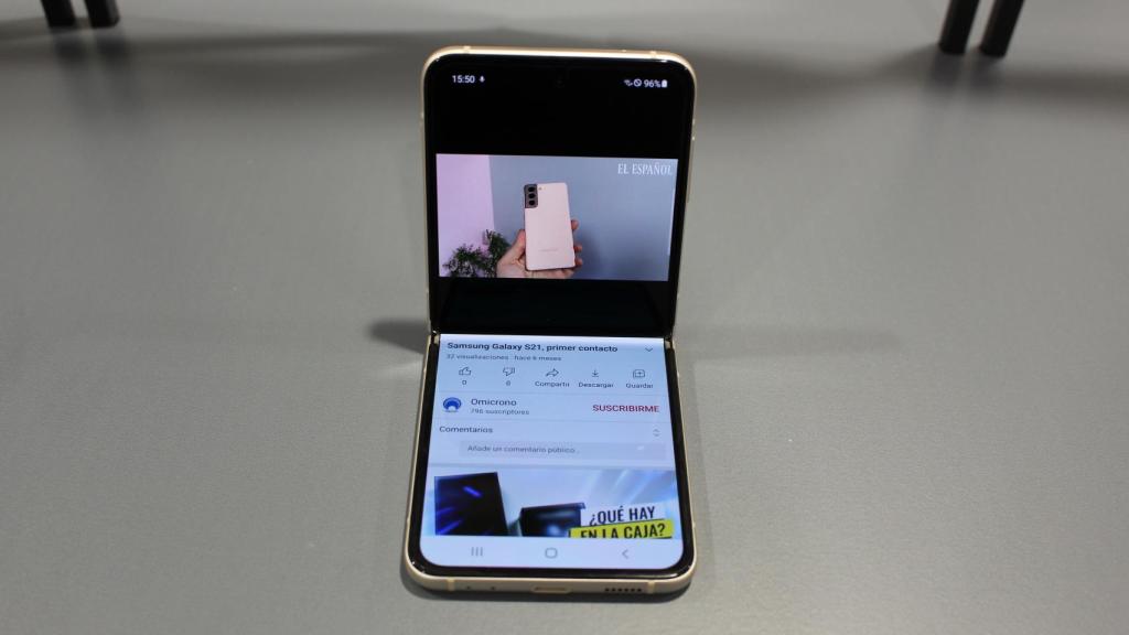El Samsung Galaxy Z Flip3 5G en modo flex con YouTube