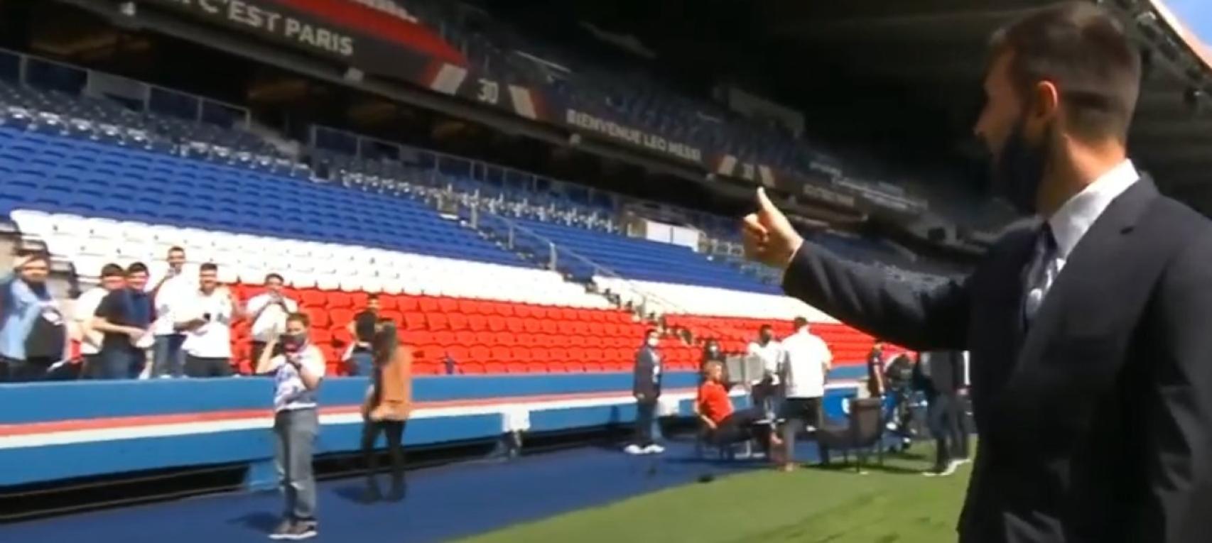 Leo Messi saluda a Ibai Llanos y al resto del grupo durante su presentación con el PSG
