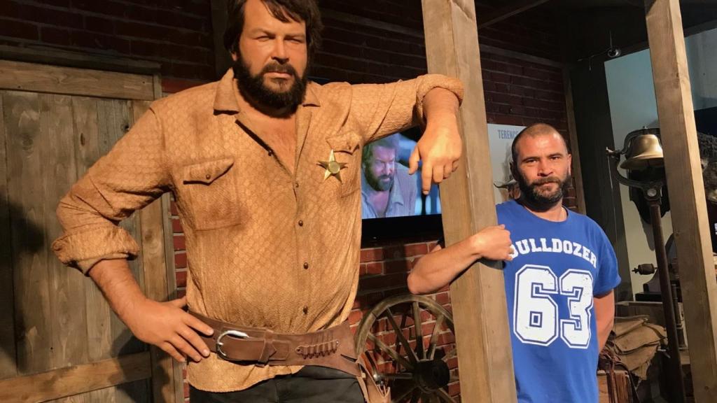 Matteo Mancini, responsable de la exposición, junto a la reproducción en cera de Bud Spencer.