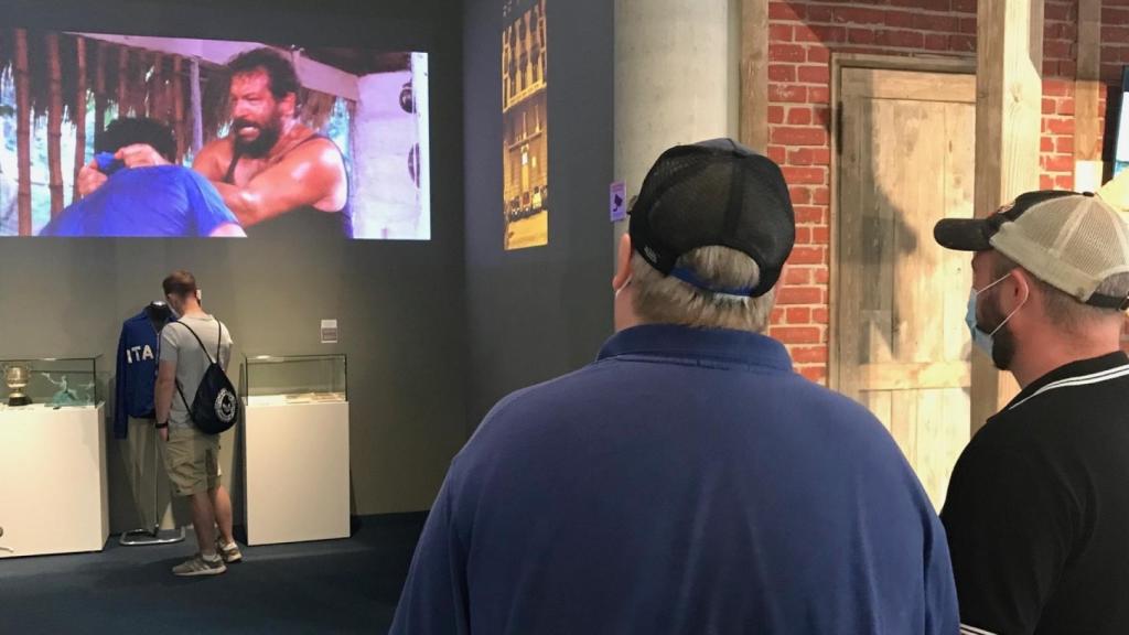 Bud Spencer repartiendo sus míticos sopapos en una de sus películas.