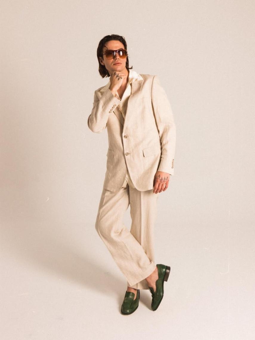 Traje de chaqueta en tonos crudo de la firma masculina Tukaos.