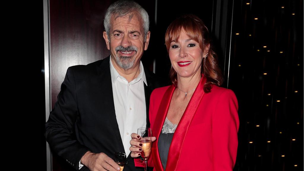 Carlos Sobera en la celebración de su cumpleaños junto a su esposa.