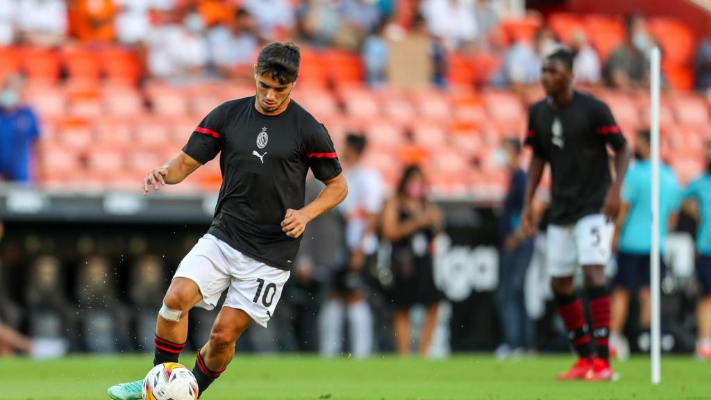 Brahim Díaz, en un calentamiento del Milan