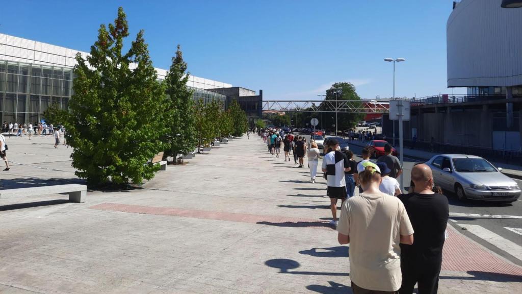 Cola para acceder a Expocoruña en una jornada de vacunación.