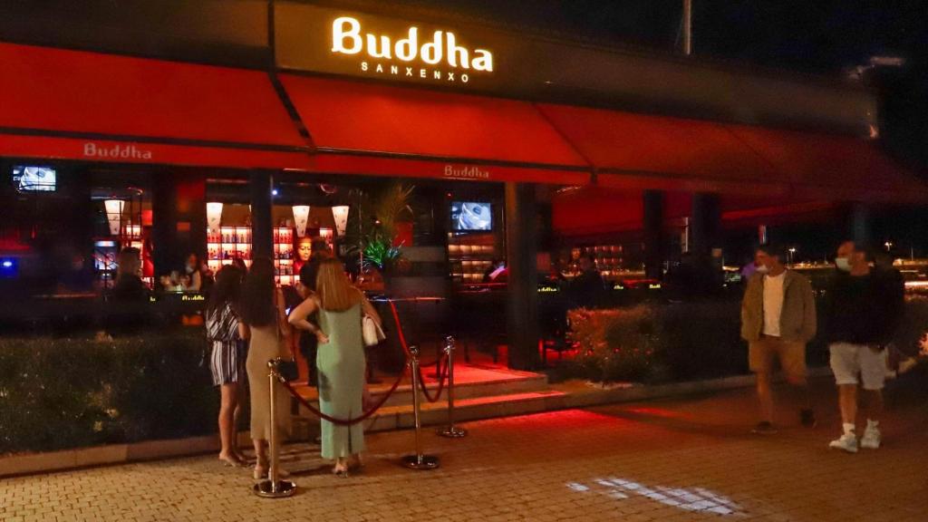 Varias personas esperan a las puertas de un local de ocio nocturno, a 23 de julio de 2021, en Sanxenxo, Pontevedra.