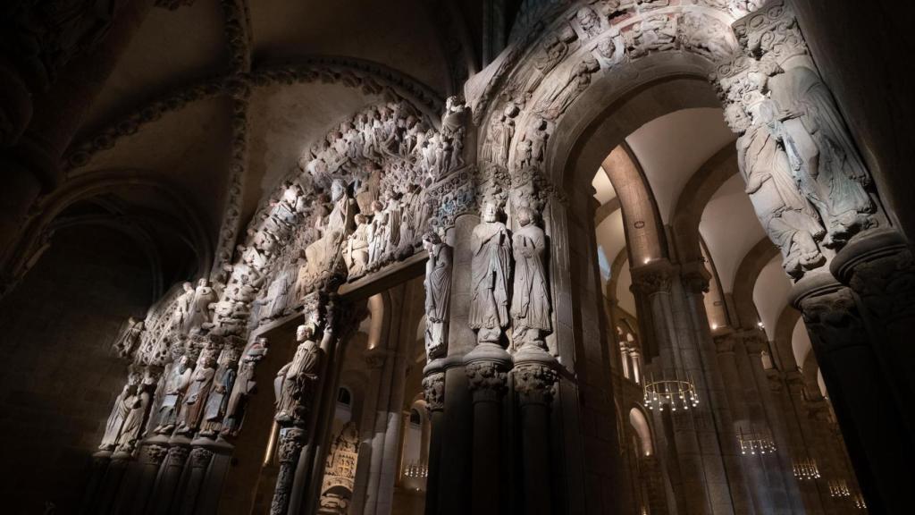 El Pórtico de la Gloria durante una visita guiada nocturna en la Catedral de Santiago.