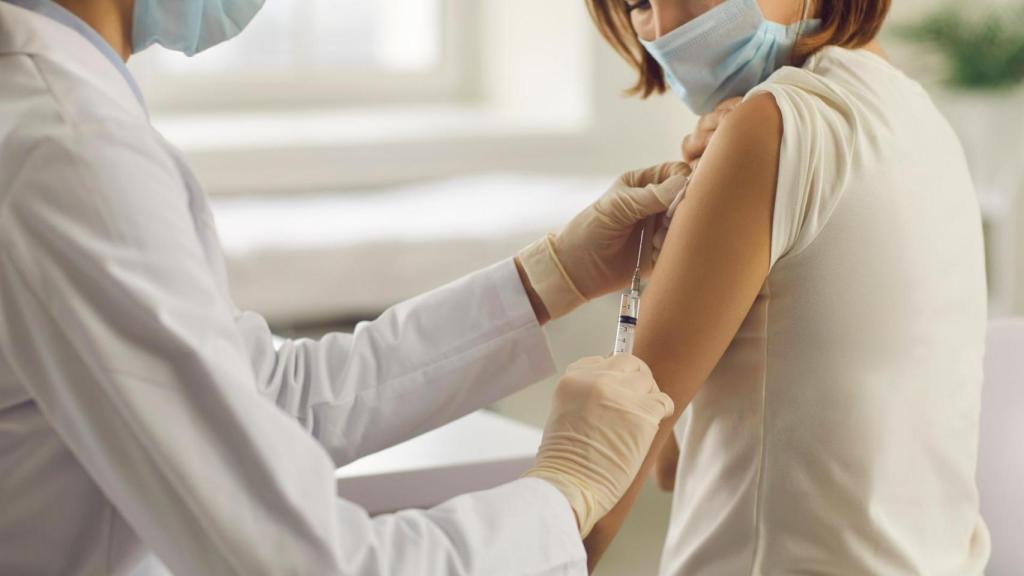 Dos de cada tres gallegos tienen la pauta completa, y más de un 75% al menos una dosis