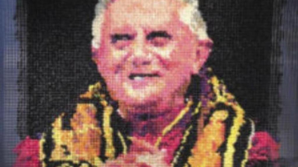 Benedicto retratado mediante preservativos.
