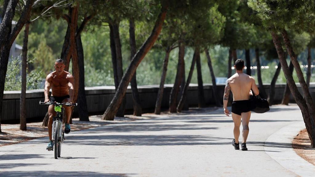 Dos personas pasean por Madrid Río.