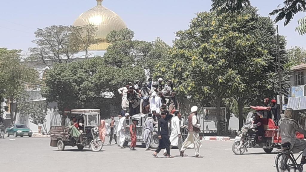 Militantes talibanes patrullan tras tomar el control de Ghazni, en Afganistán.
