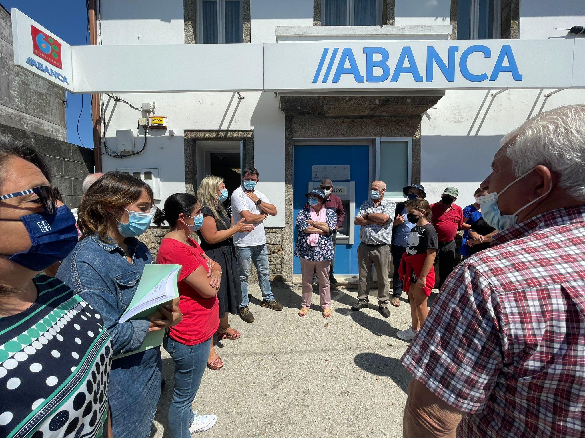 Protesta frente a la sucursal de Abanca en Baíñas (Concello de Vimianzo).