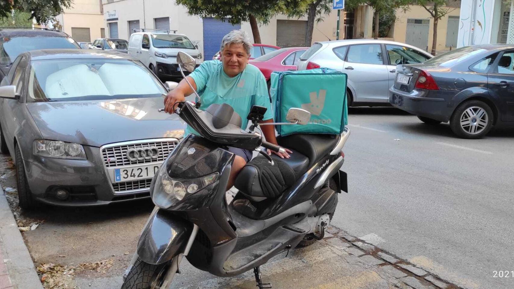 Sebas no podrá trabajar ni para Deliveroo ni para Uber Eats, sólo para Glovo.