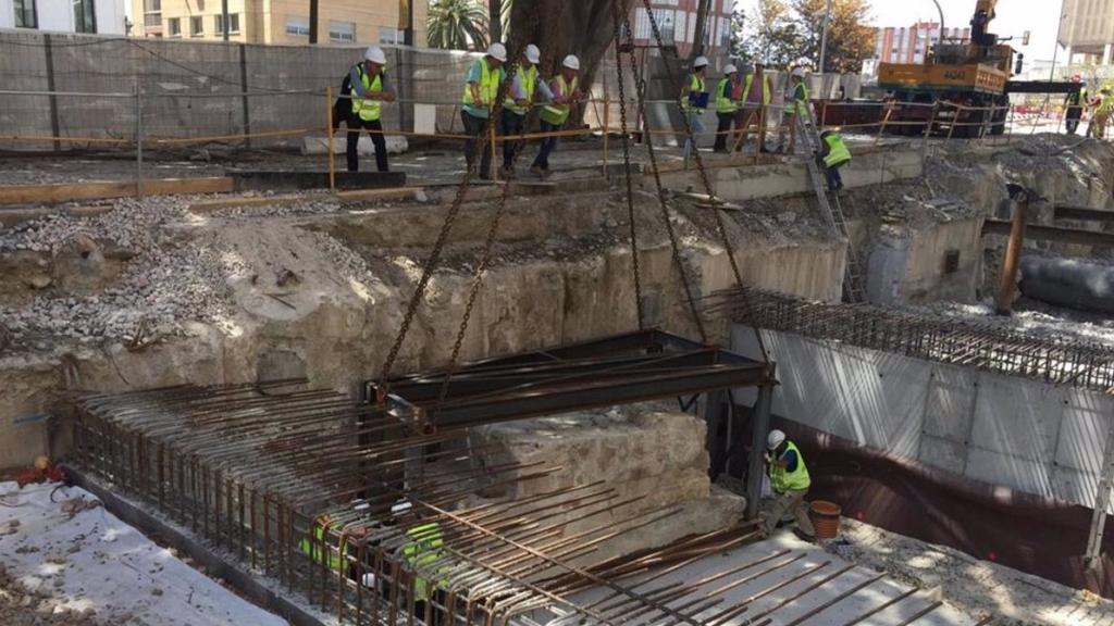 Trabajos de desmontaje de uno de los muros del fuente de San Lorenzo, en la Alameda.