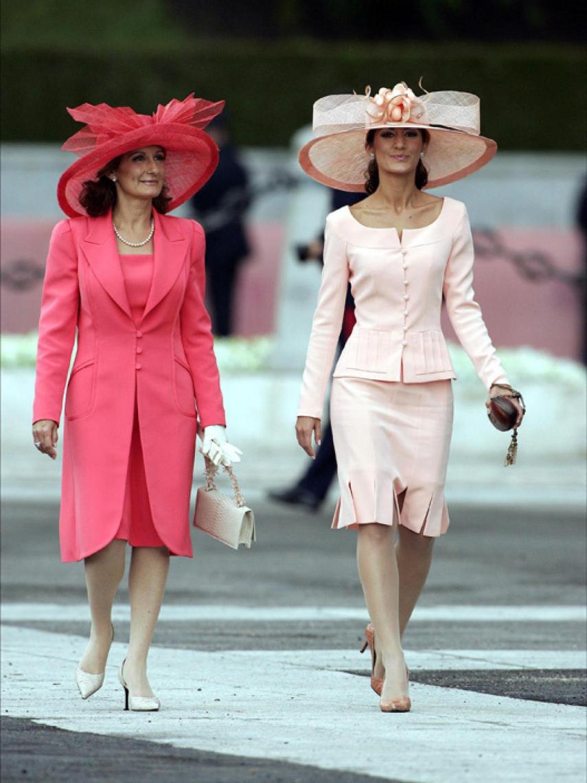Telma Ortiz junto a su madre, Paloma Rocasolano, en la boda de Letizia con Felipe de Borbón.