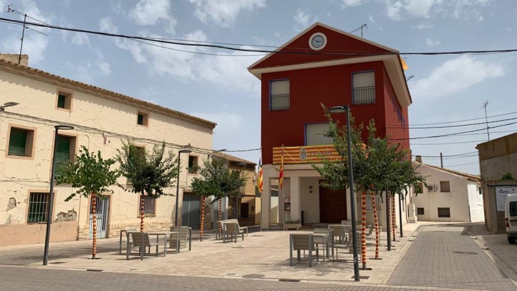 La plaza principal de La Zaida, engalonada para unas fiestas municipales que no serán.