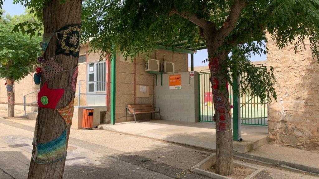 Entrada al colegio en el que estudió Pilar Alegría.