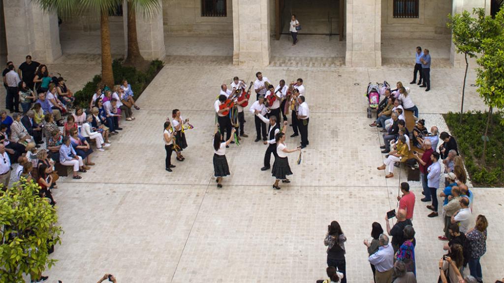 Ver la actuación de una panda de verdiales es una experiencia hipnótica
