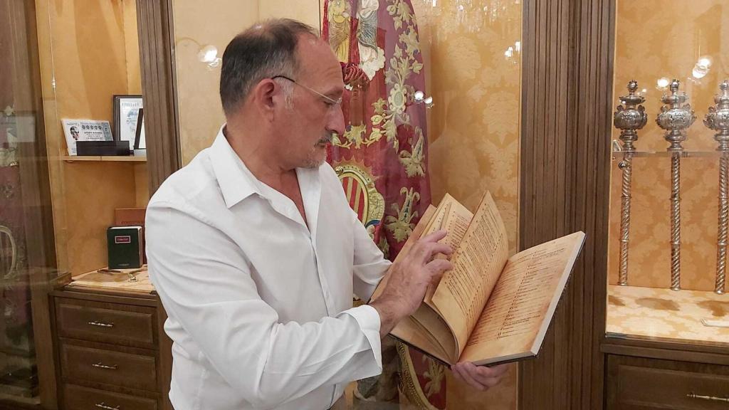 El concejal de Orihuela, Rafael Almagro, con el documento que prueba su propiedad.