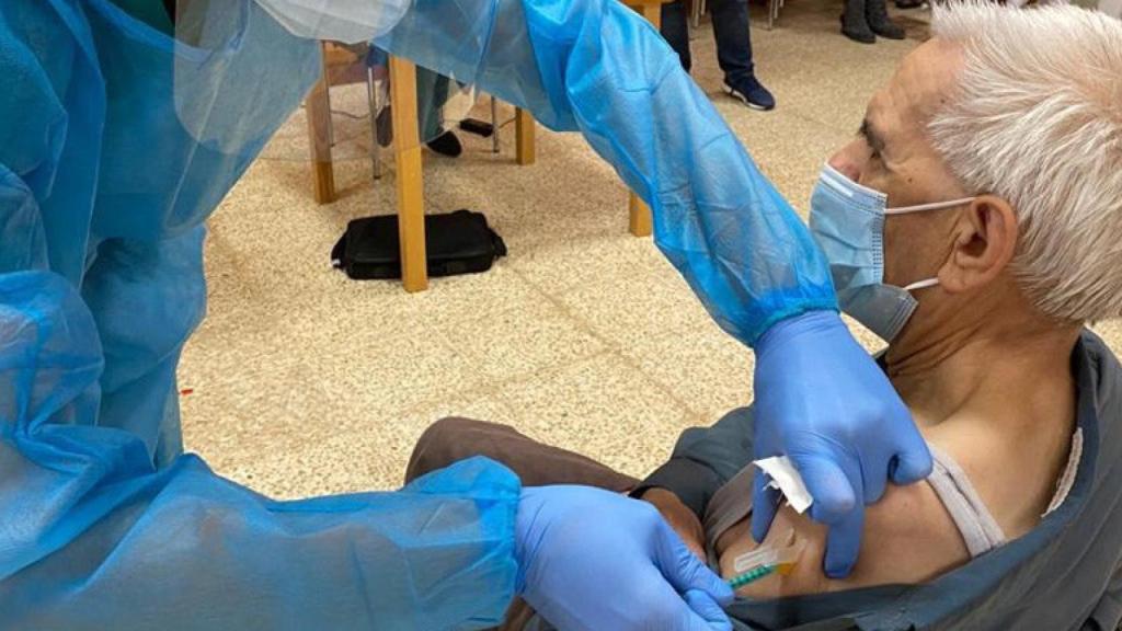 Un hombre de edad avanzada recibe una dosis de la vacuna contra la Covid