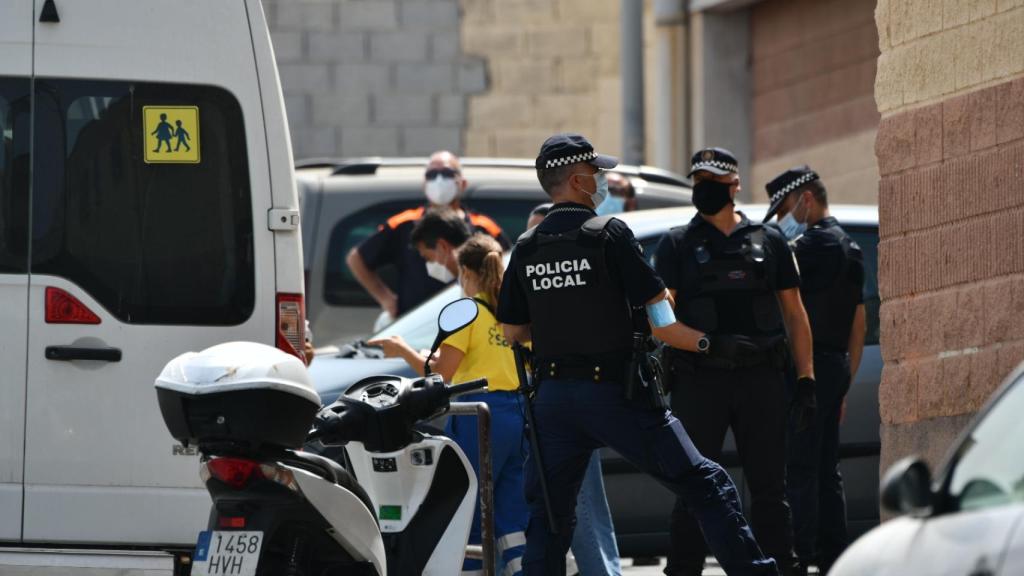 Un grupo de policías a las puertas del polideportivo Santa Amelia, donde se encuentran los menores.