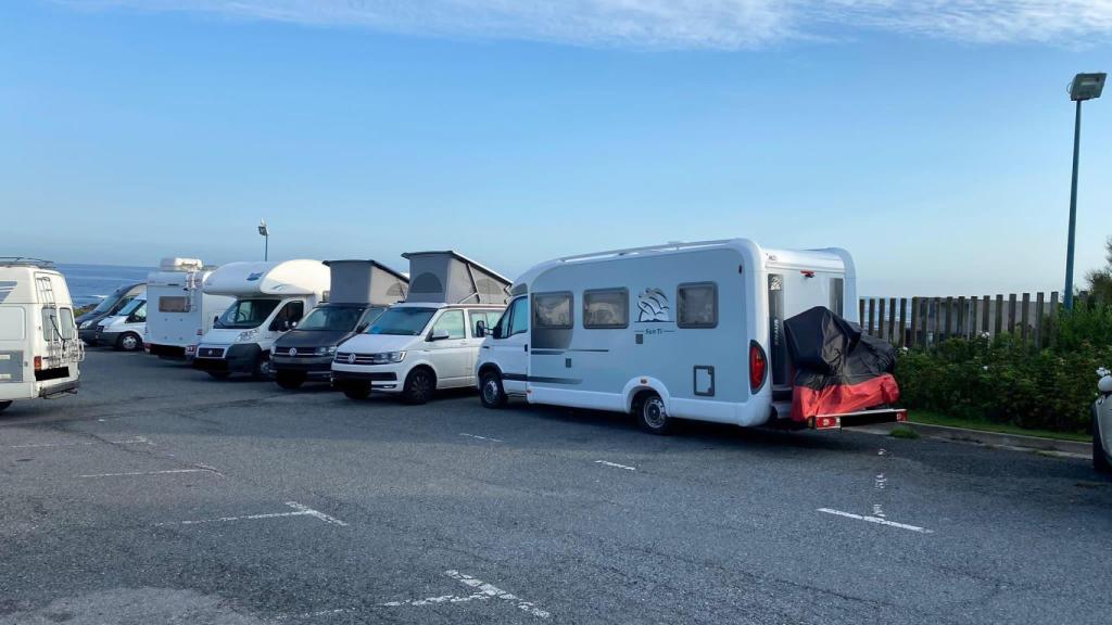 Imagen de archivo de autocaravanas y furgonetas en el Aquarium.