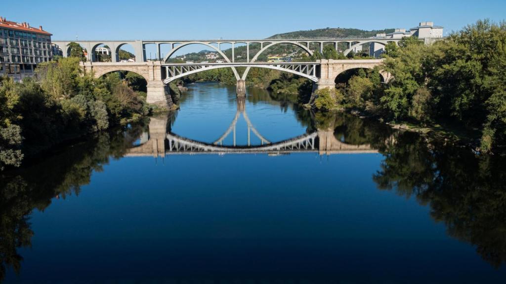 El río Miño a su paso por la ciudad de Ourense.