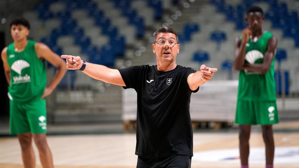 El entrador del Unicaja, en uno de los entrenamientos.