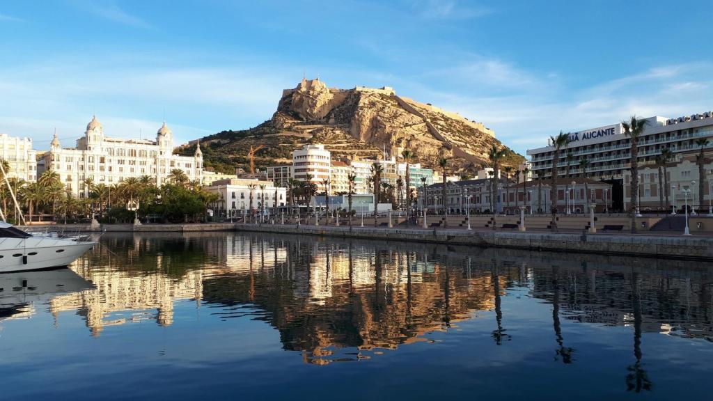 Vistas al castillo de Santa Bárbara, Alicante.