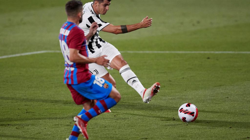 Jordi Alba frente a Morata en el Gamper