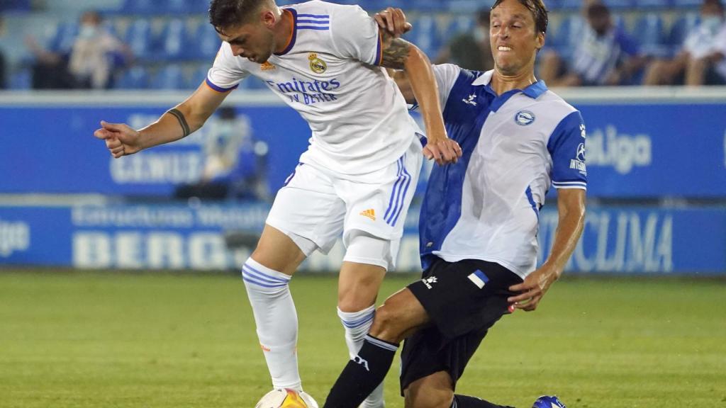 Tomas Pina intenta robar el balón a Fede Valverde