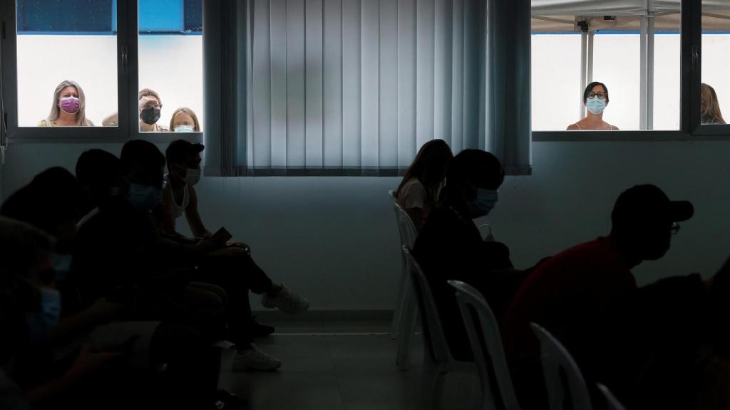 Padres acompañando a menores a vacunarse en la Comunidad Valenciana, esta semana.