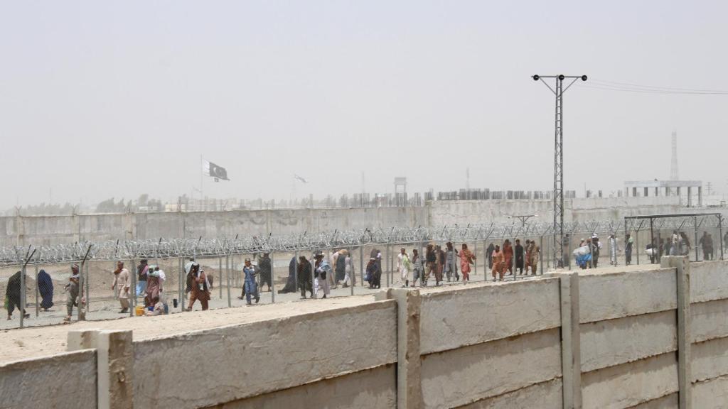 Los afganos  huyen por la frontera con Pakistán.