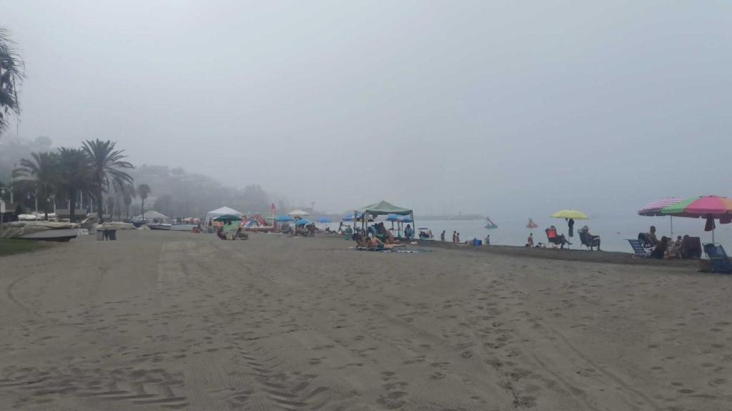 Imagen de una playa de Málaga con taró este domingo.