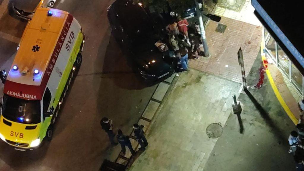 Pelea hace unos meses, con sangre en el suelo.