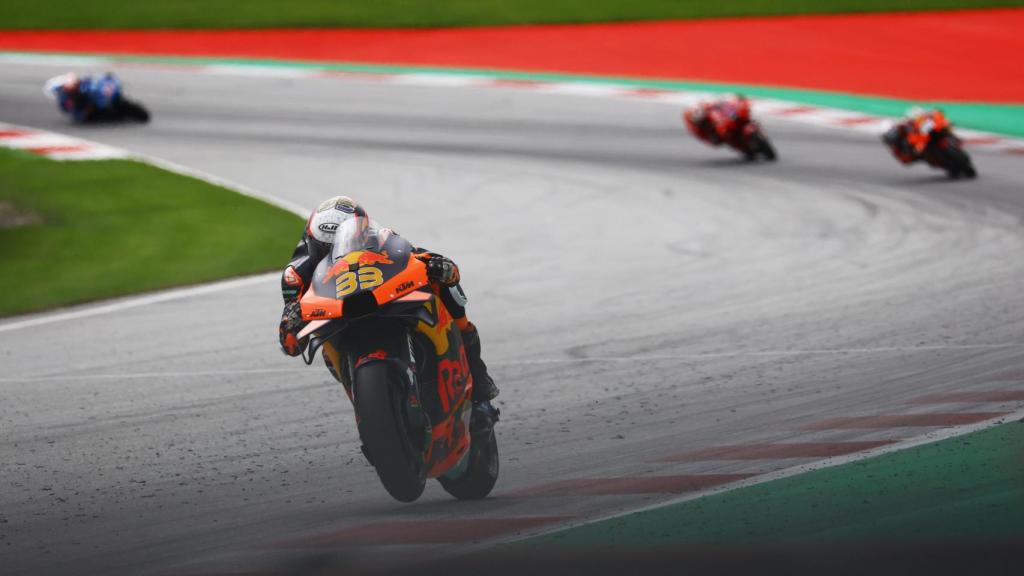 Brad Binder pilota su KTM RC16 bajo la lluvia, en el Red Bull Ring de Spielberg.