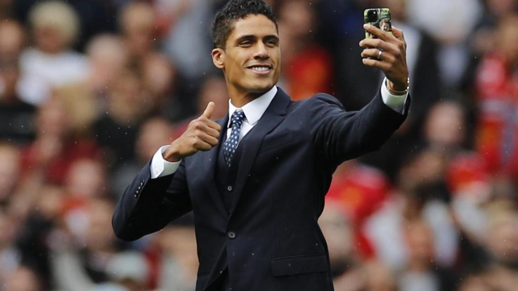 Varane se hace un selfie en su presentación con el Manchester United