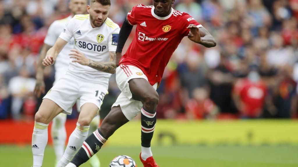 Pogba conduce un balón en un partido del Manchester United