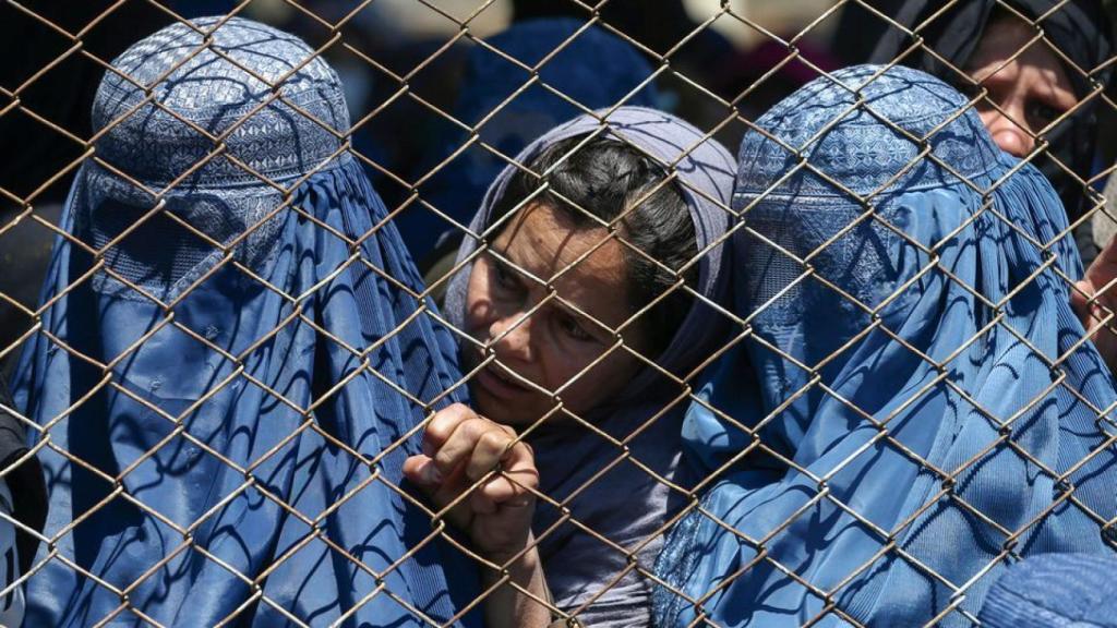Varias mujeres en territorio ocupado por los talibanes.