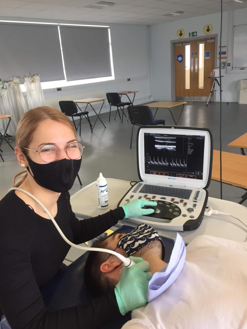 Xela durante sus prácticas de Fisiología Deportiva.