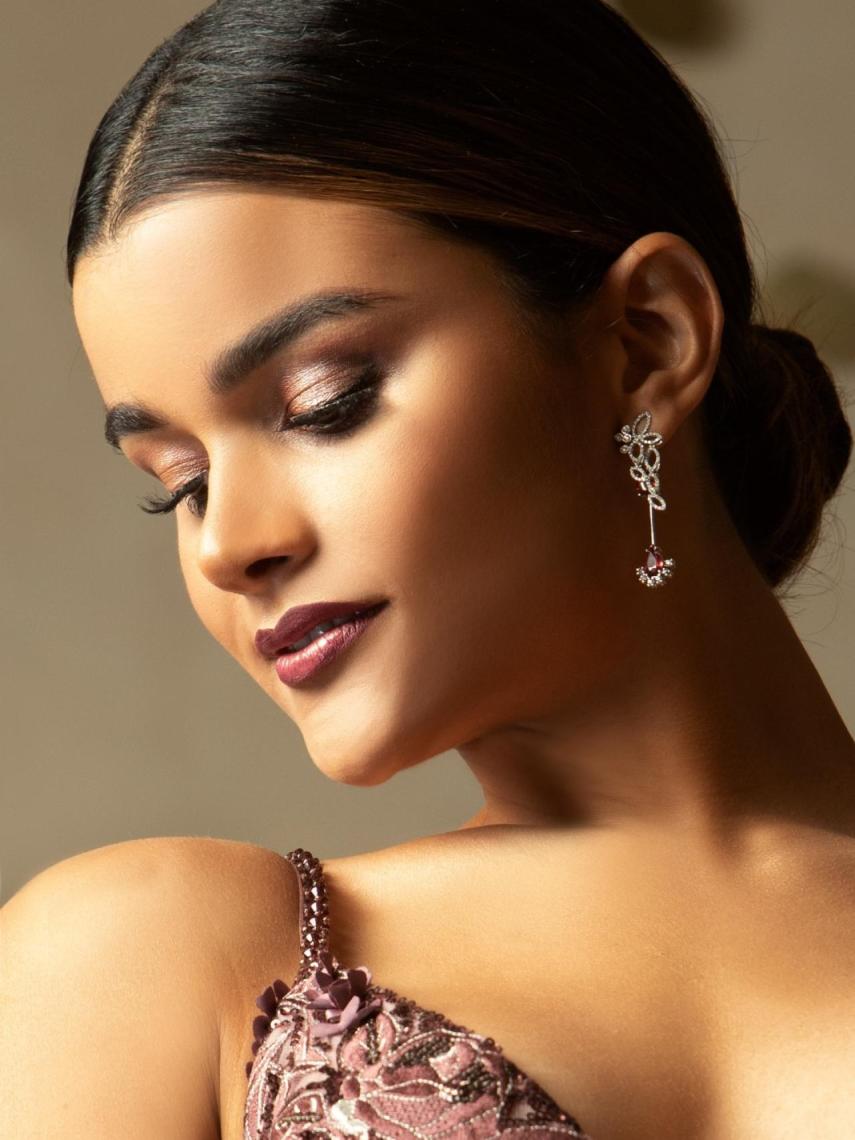 Clarissa Molina con joyas de Lisi Fracchia, vestido de Gabriel Lage Collection, MUAH David Deibis, estilismo Juan Camafort y fotografía DondyK+Riga.