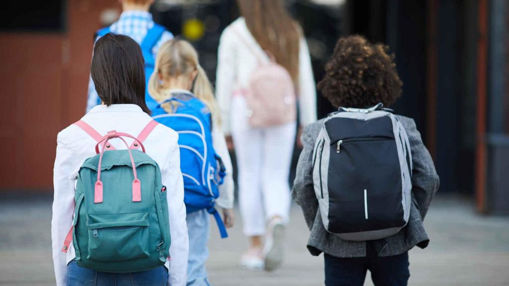 Imagen de unos niños entrando al colegio.