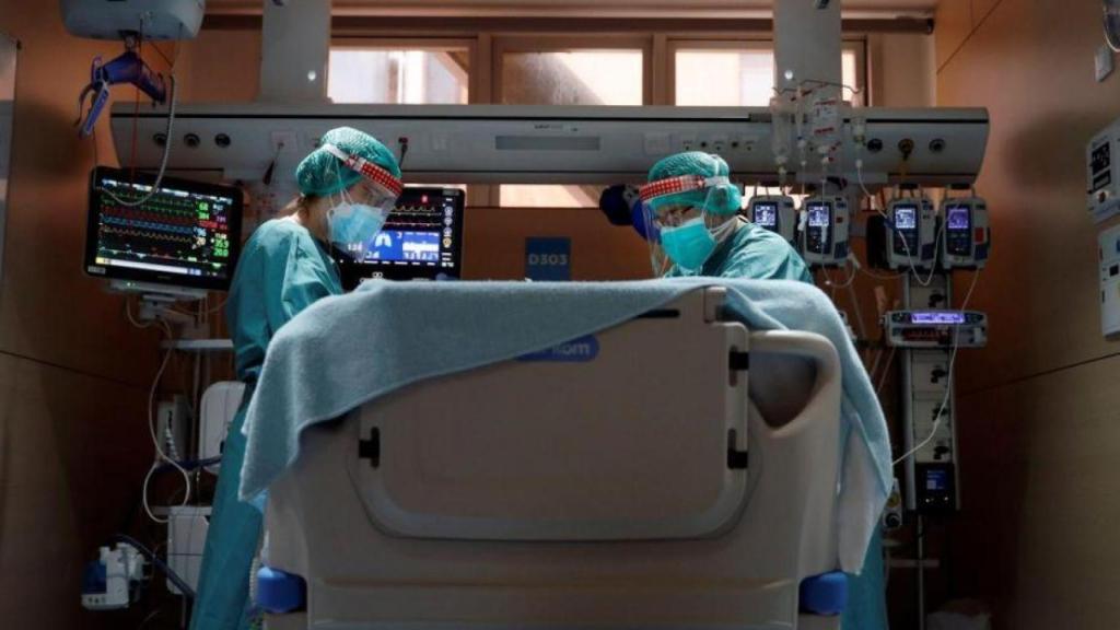 La alta incidencia de la Covid entre los mayores de 70 años impide que las UCI se desocupen