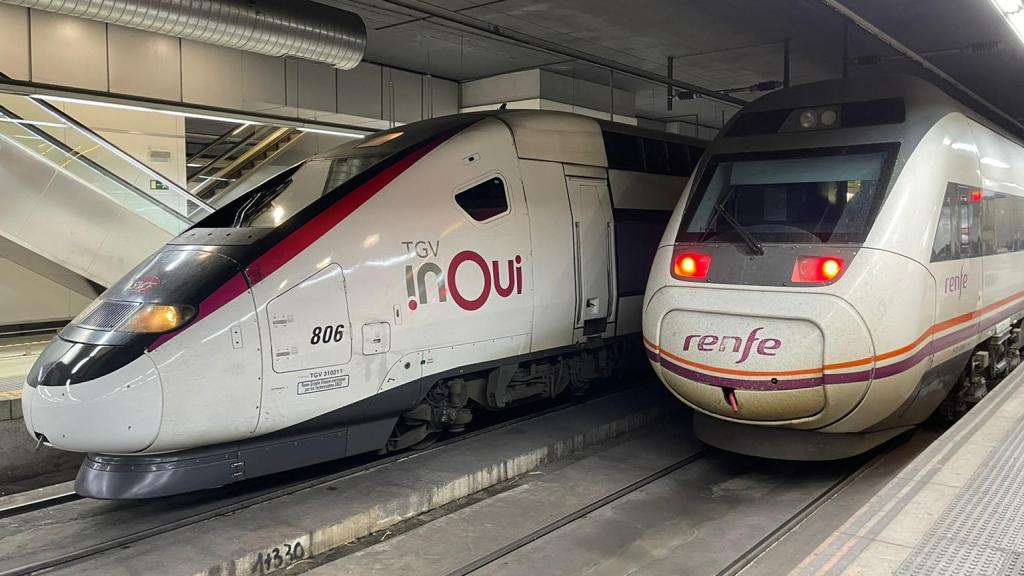 Un tren de Ouigo junto a otro de Renfe.