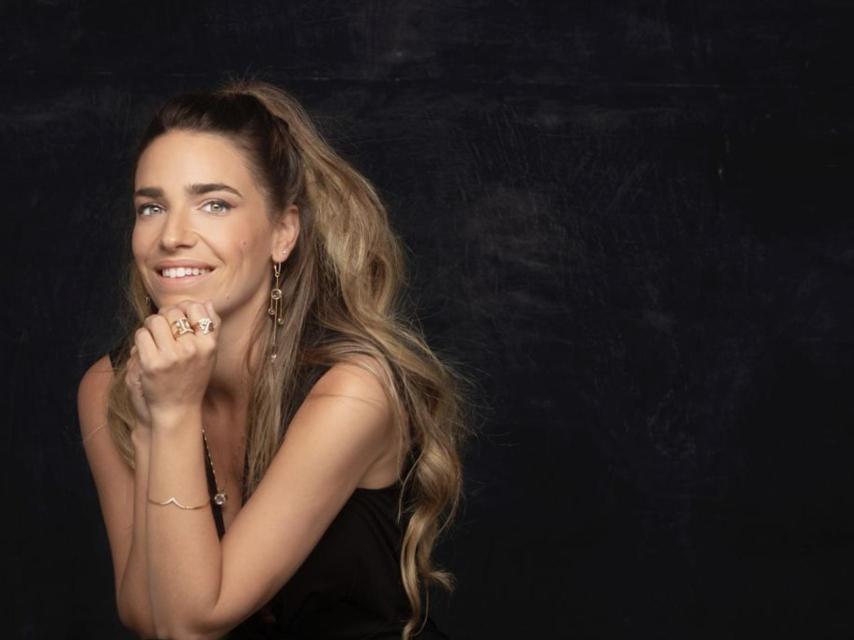 La presentadora Flora González con joyas de Lisi Fracchia.