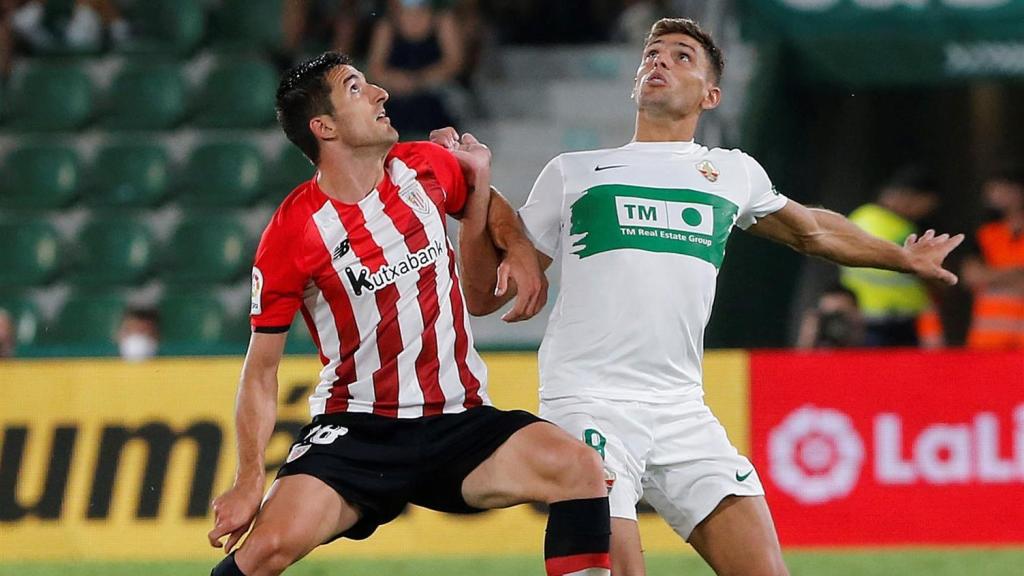 Lucas Boyé y Daniel Vivian luchan por un balón aéreo en el Elche - Athletic de La Liga 2021/2022
