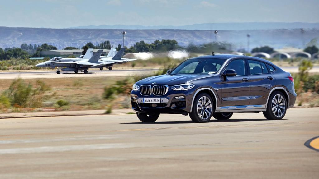El BMW X4 junto a los F18 en pleno despegue.