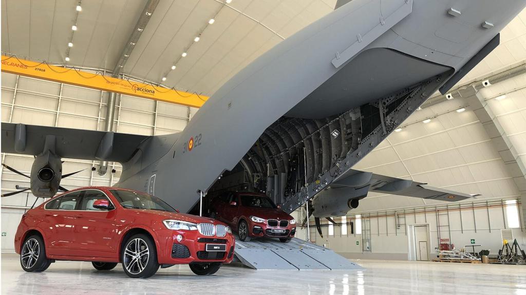 El Airbus A400M es un avión de grandes dimensiones al compararlo con un coche.