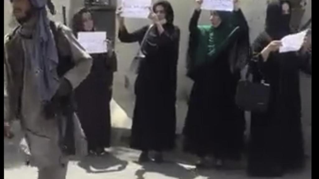 Un grupo de mujeres afganas protesta en las calles de Kabul frente a los talibanes.