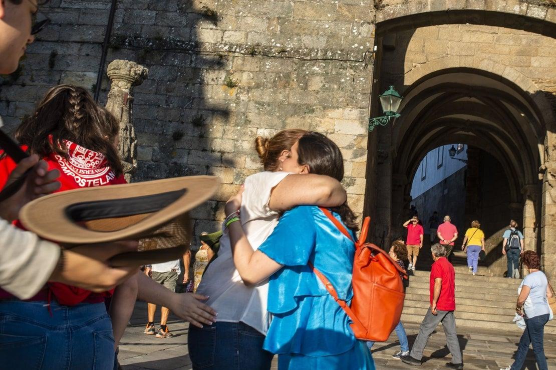 Dos peregrinas se abrazan al finalizar el Camino (Foto: Guía Repsol)